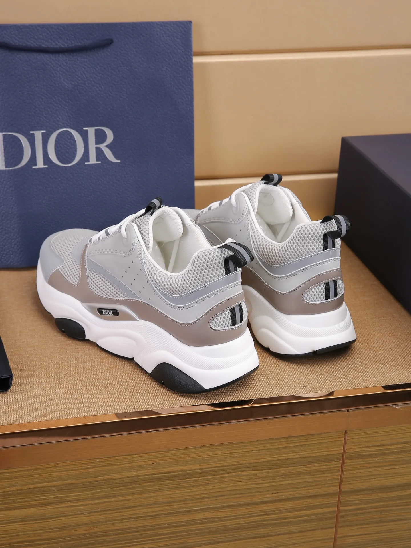 Factory price: 460💰Dior’s top version of D’s b22 men’s sports shoes. Inspired by retro running styles, the chunky low-top silhouette features gray calf leather and blue and white mesh fabric uppers, atop a black, white and blue engraved rubber sole. Nylon ribbon accents the blue mesh tongue and heel counter, and a "dio~" logo appears on the side. Pair it with a suit for a striking contrast and add a sportswear-chic edge to your look. The thick sole can be about 4cm~ Size: 38-45, [46, 47 customized]